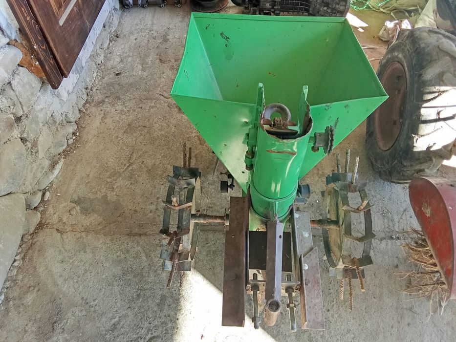 Продам картопелесаджалку для мотоблока