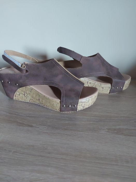 Sandałki na koturnie nowe