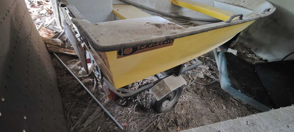 pequeno barco com motor Volvo com atrelado