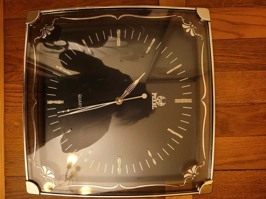 Кварцевий настінний годинник.