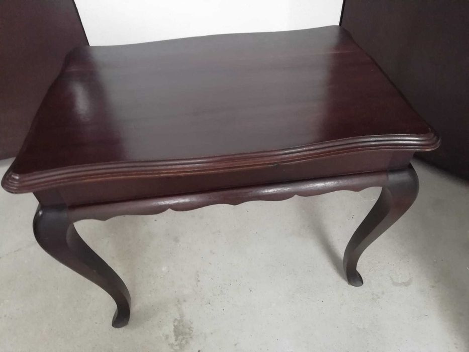 Mesinha de madeira, trabalhada, estilo anos 60