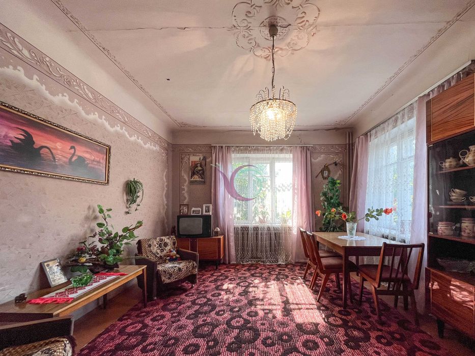 Продається окремостоячий будинок  з садом та гаражем на території.