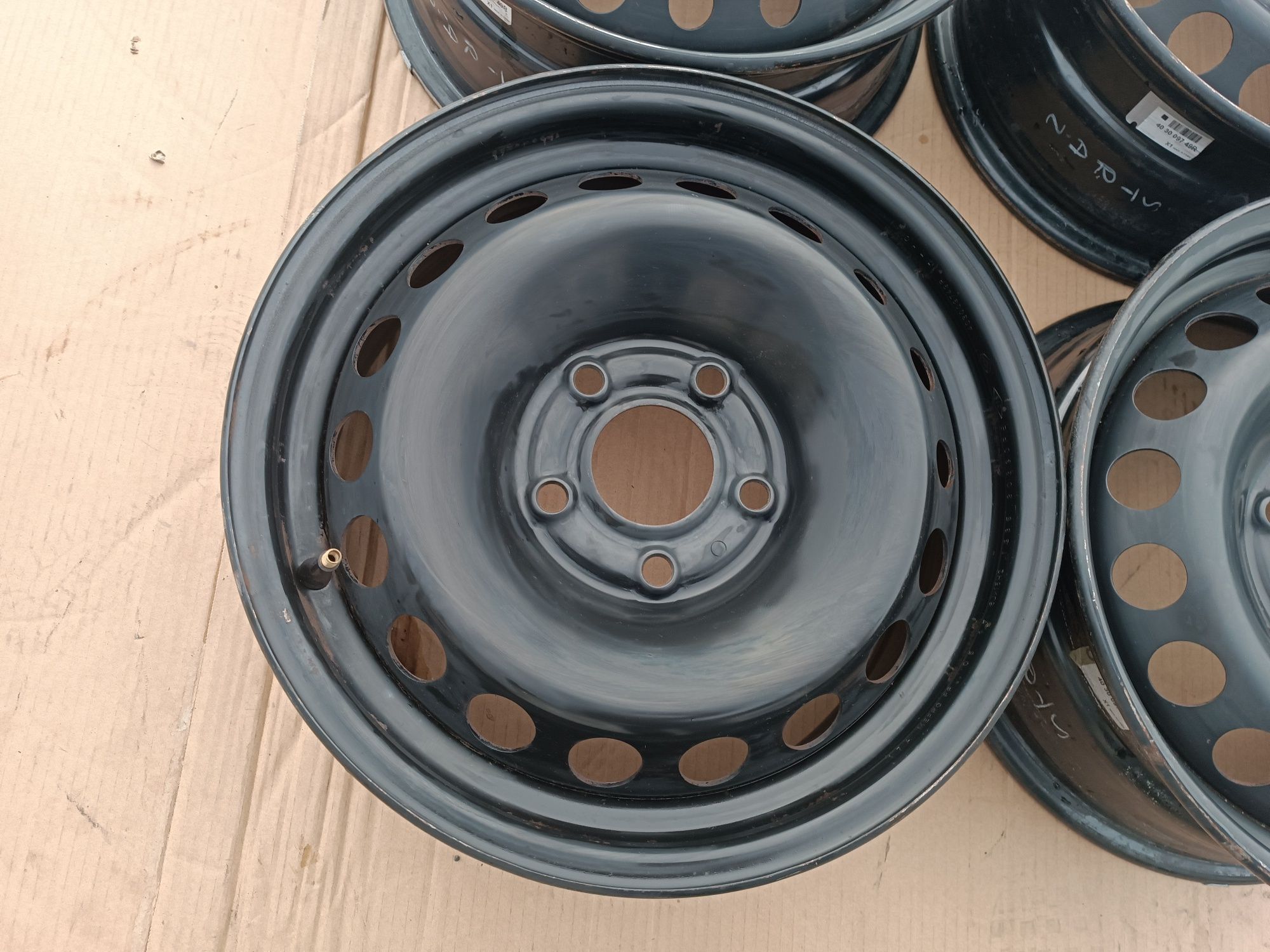 Felgi stalowe Renault Megane IV  5x114.3 ET35 6J15 Piasta 66mm