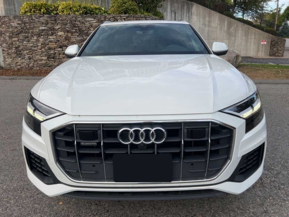 Audi Q8      2022