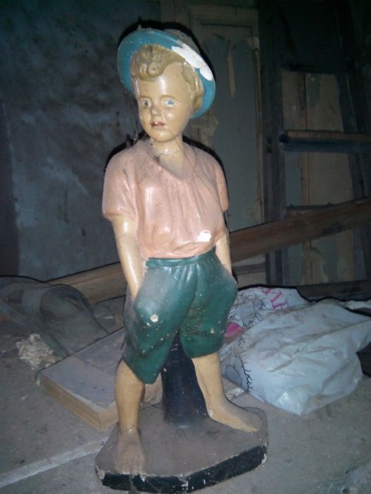 скульптура мальчика с руками в шортах