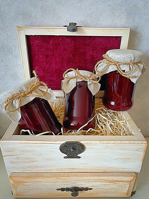 Білі гриби та ягоди