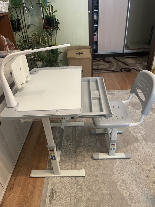 Дитячий стіл письмовий