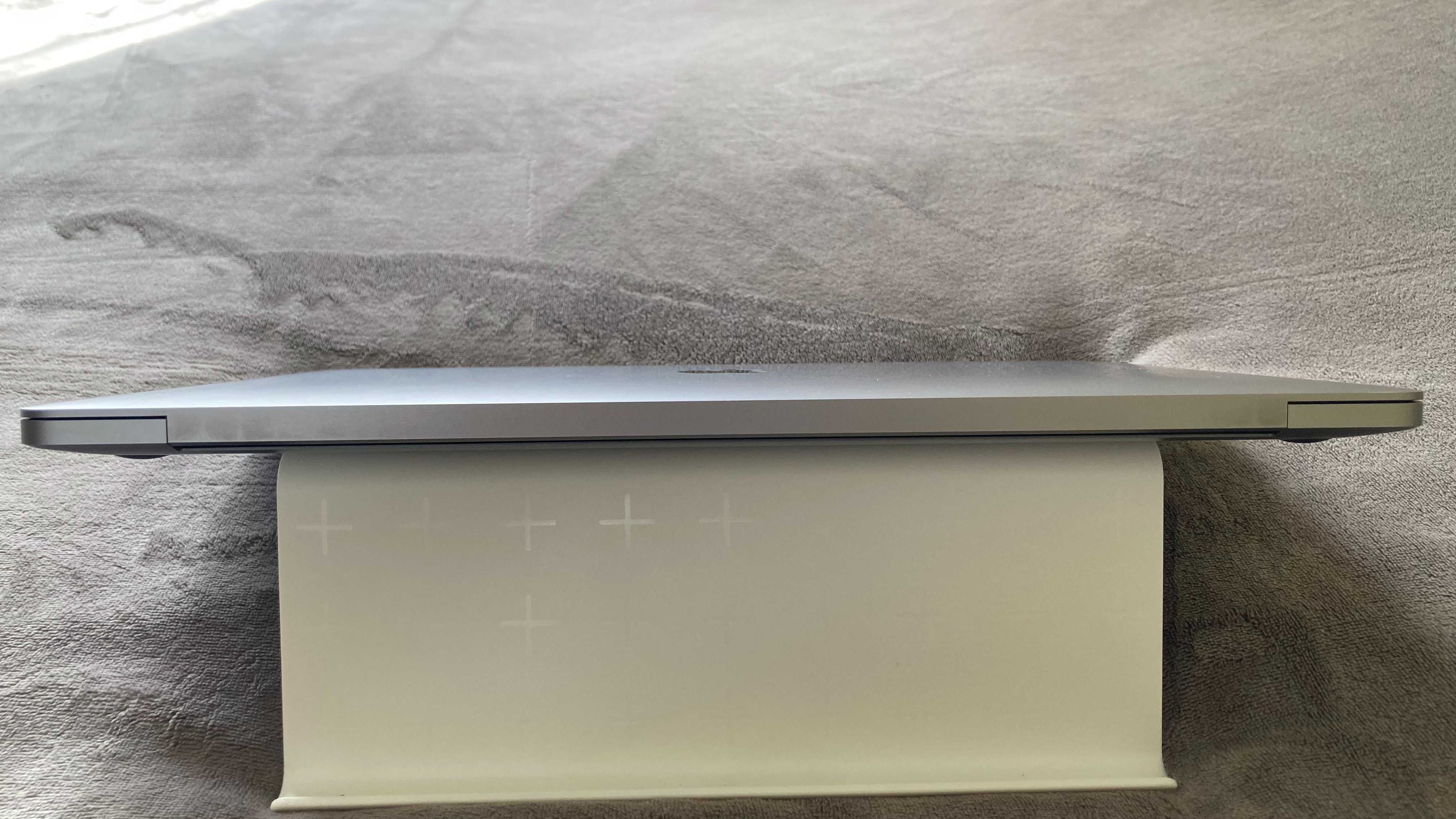 MacBook Pro 16" 2019 / i7 / 32Gb / 512Gb / 8Gb Pro 5500M (Z0XZ000W3)