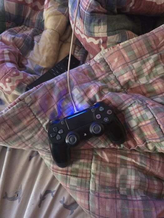 Playstation 4 1TB como nova