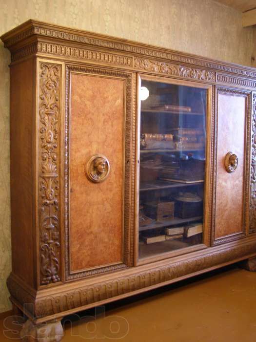 Шкаф антикварный ручной работы.
