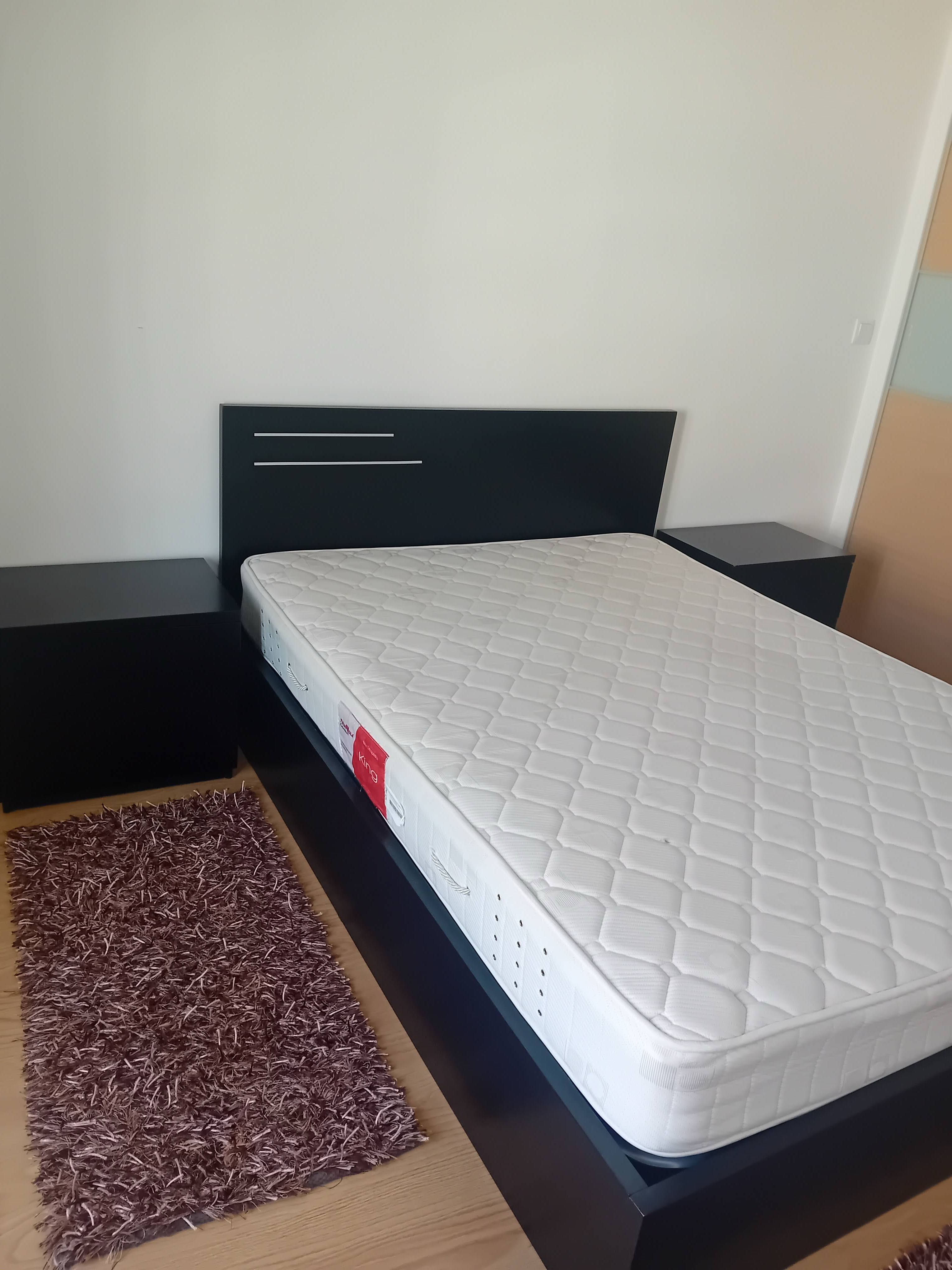 Cama de casal com banquinha de cabeceira