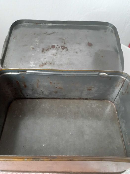 Metalowa skrzyneczka  /pudelko  ma 100 lat