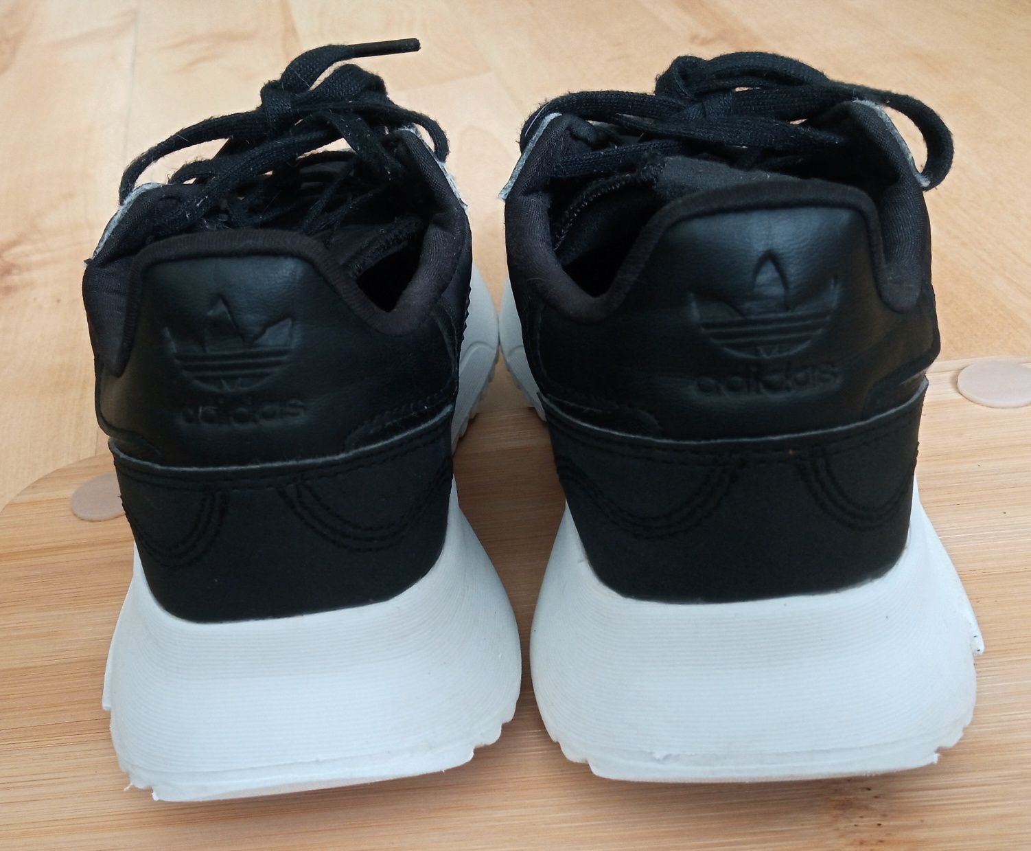 Buty Adidas 34 czarne - lekkie - na lato - wysoka podeszwa