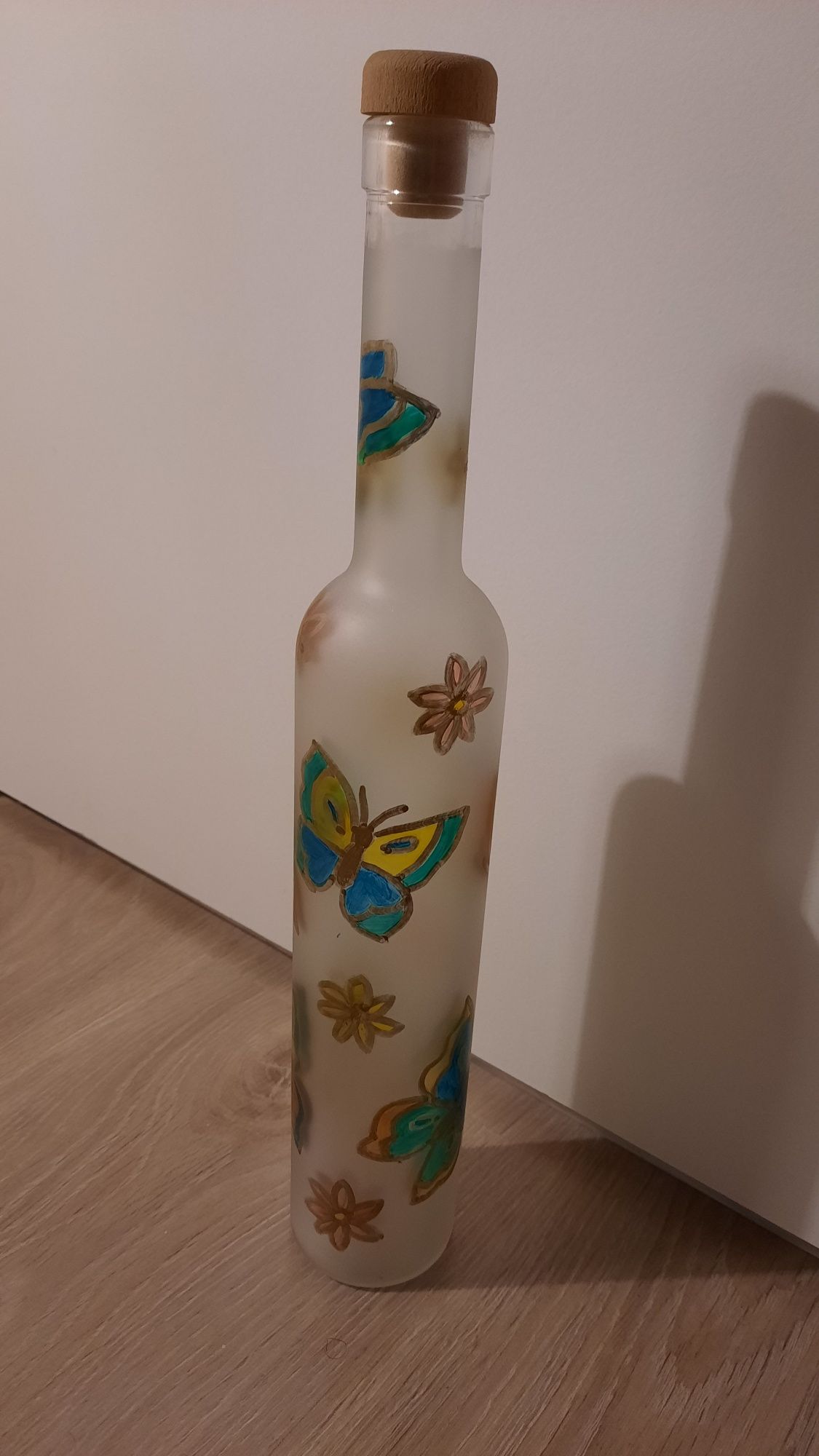 Motyle na szklanej butelce