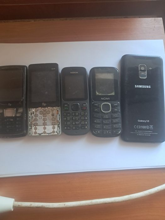На запчастини. 5 різних телефонів.