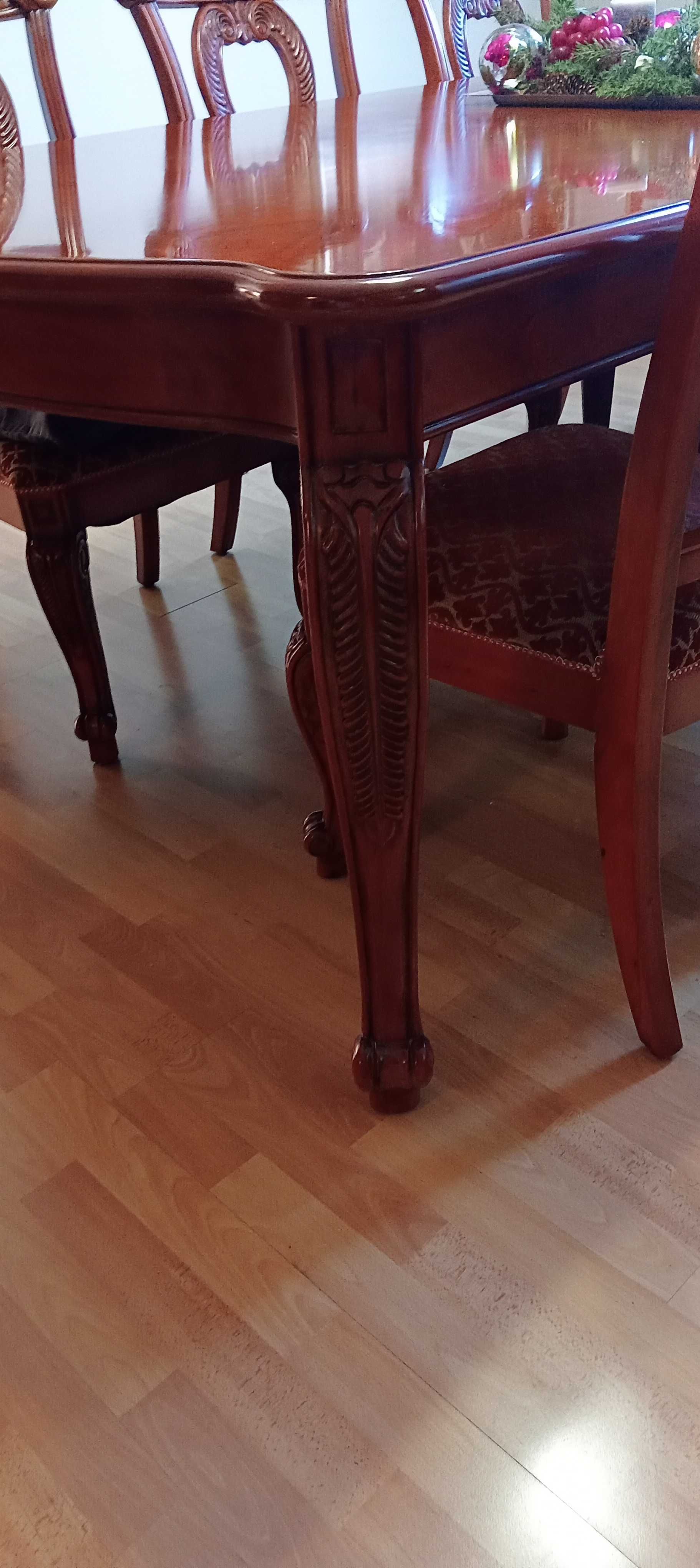 Stylowy stół z krzesłami