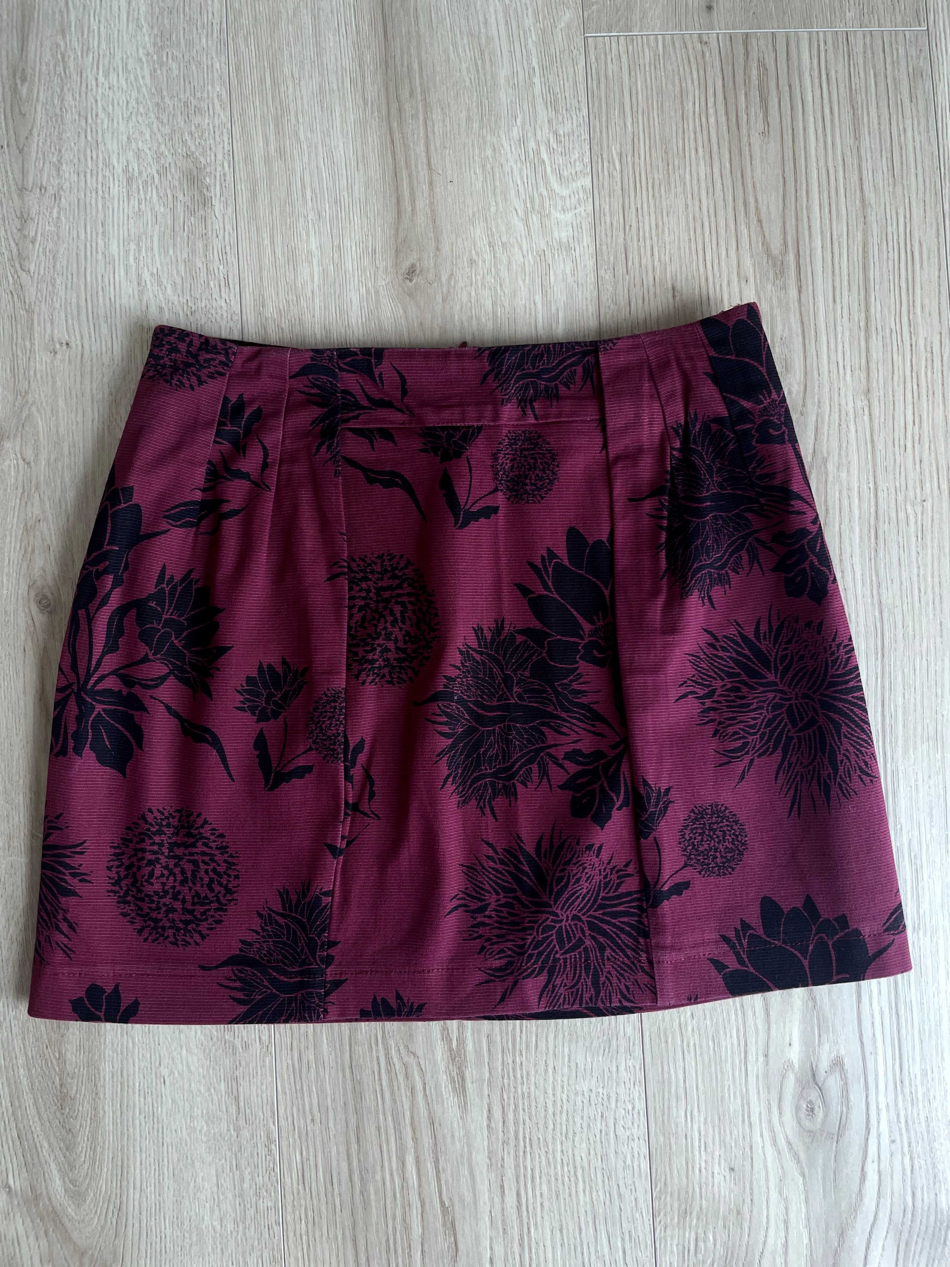 Mini saia rosa escuro com padrão floral
