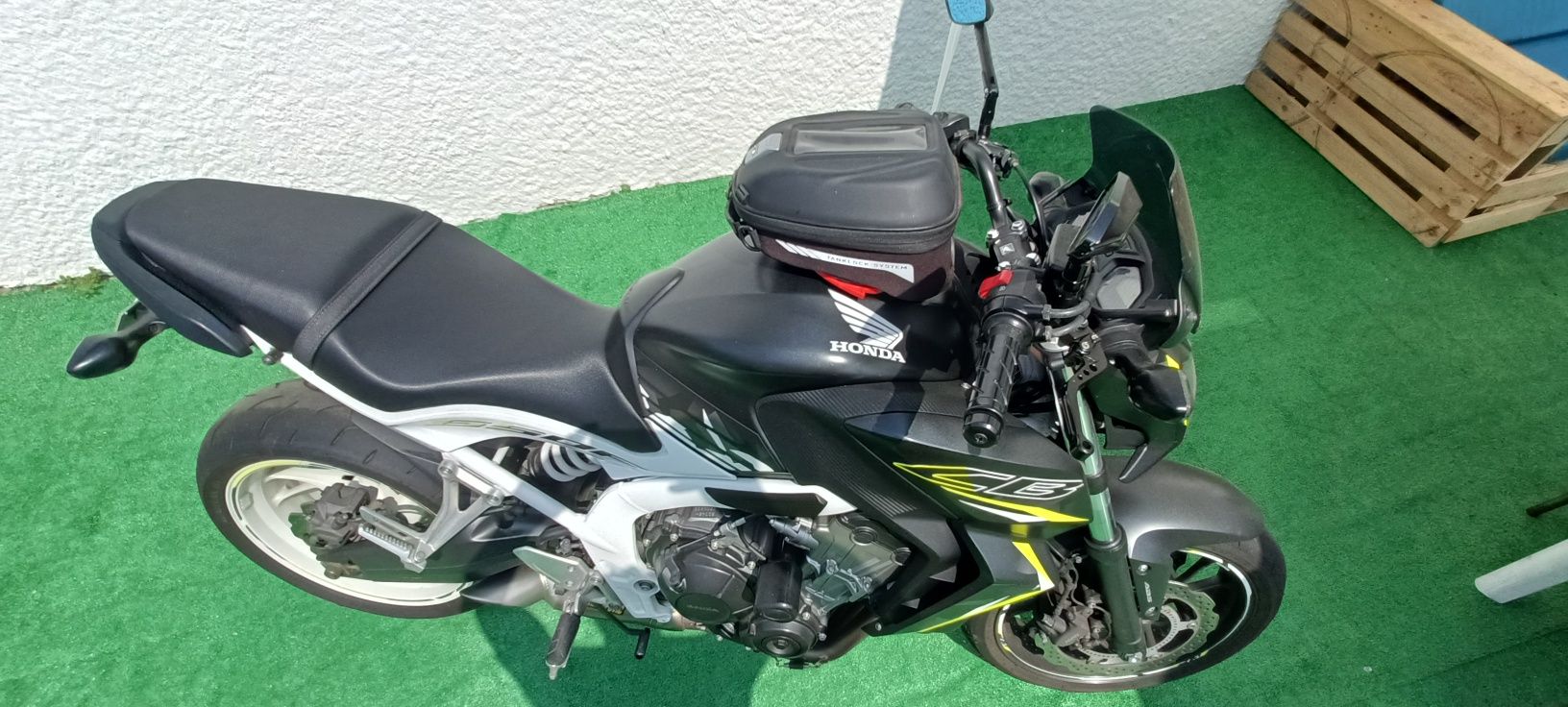 Honda CB650F com Extras