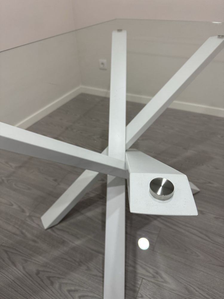 Mesa de jantar de vidro e metal branco