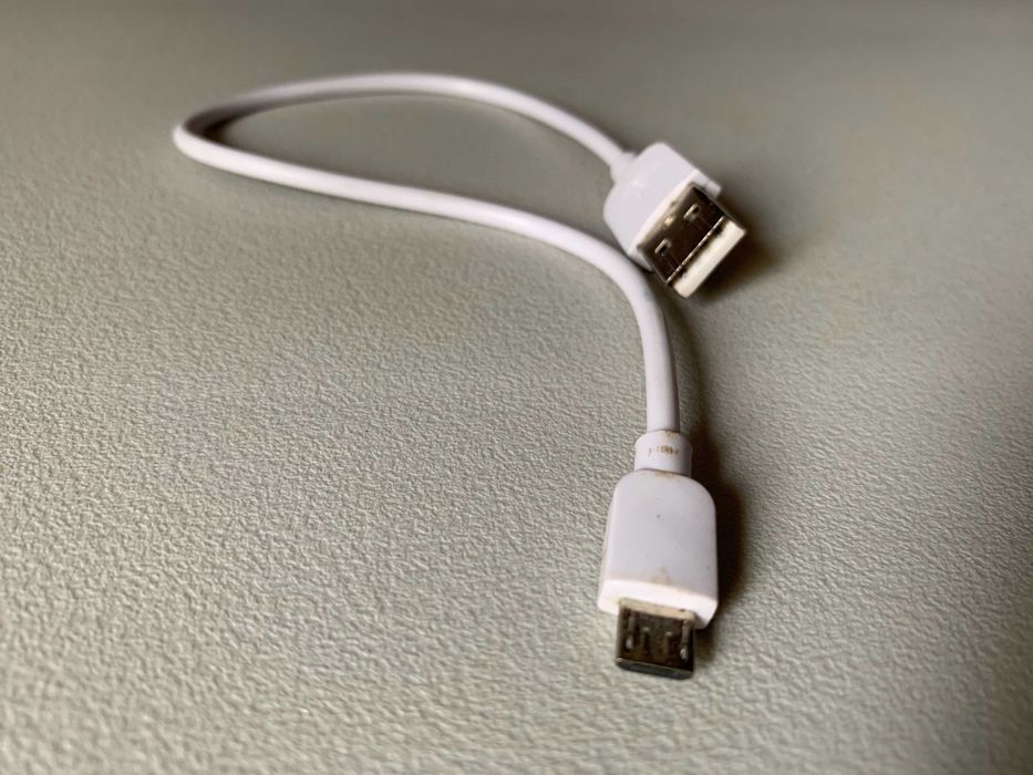 Pequeno Cabo USB - microUSB