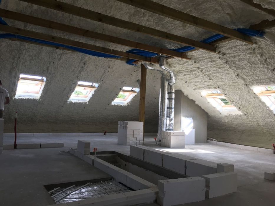 Ocieplenie poddasza, izolacja pianką, docieplenie piana, natrysk PUR