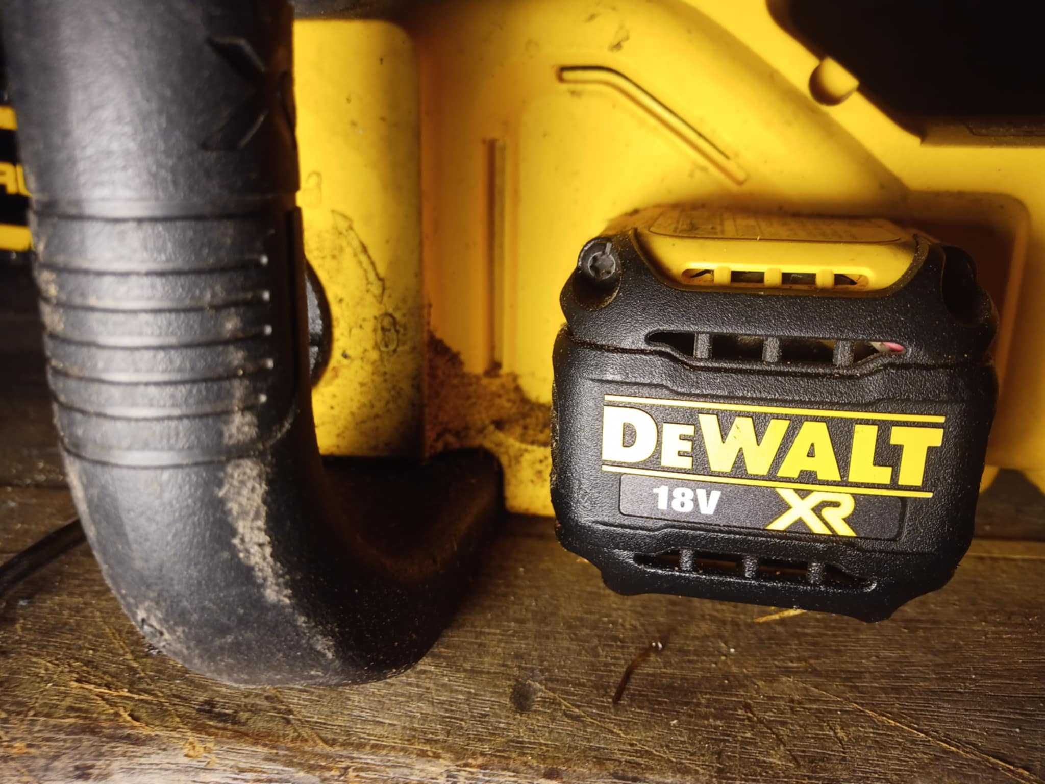 Motosserra Elétrica DeWalt como nova
