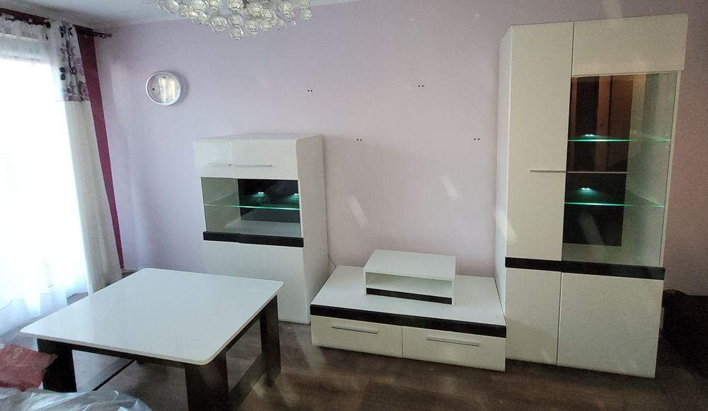 Zestaw mebli, szafka RTV, podswietlanae witrynki