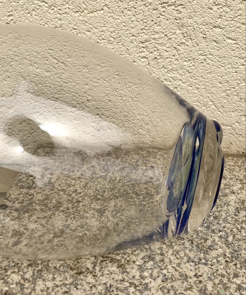 Vaso com fundo azul marinho