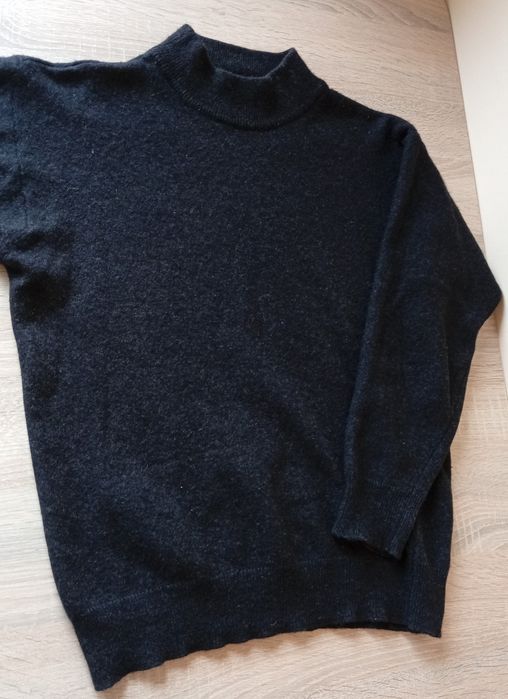Czarny wełniany sweter z golfem z angory, rozmiar S