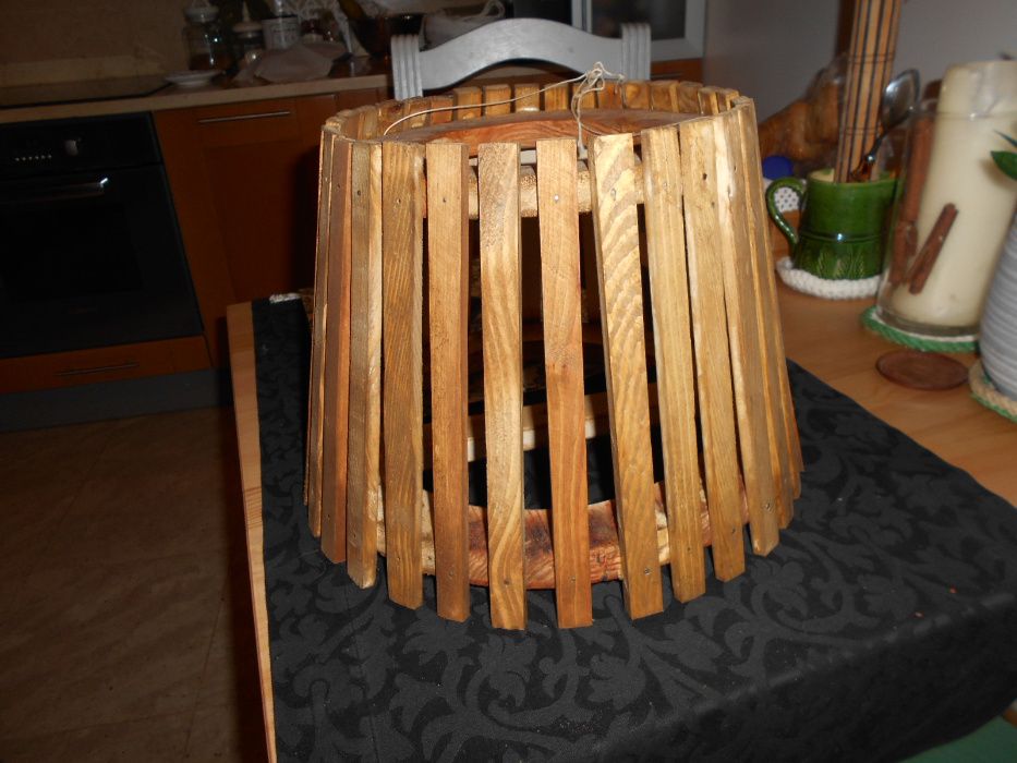 candeeiro de tecto vidro e madeira