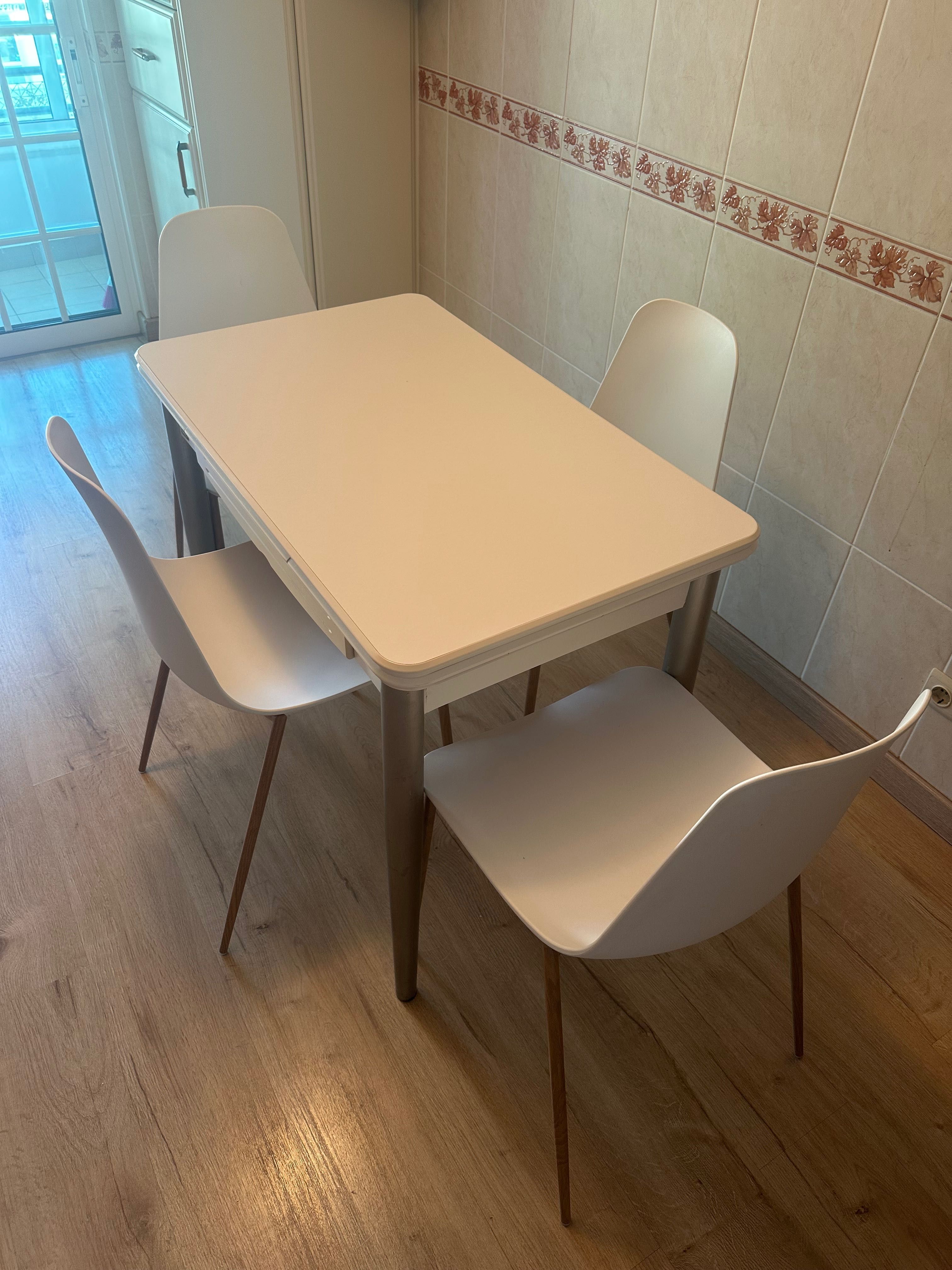 Mesa branca extensível + 4 Cadeiras