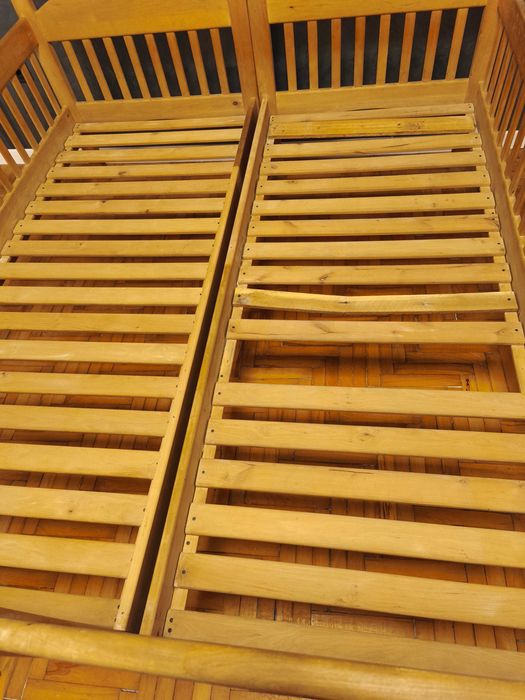 Ліжко дерев'яне двоярусне