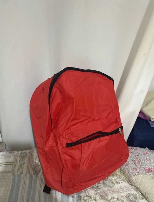 Mochilas simples azuis e vermelhas novas