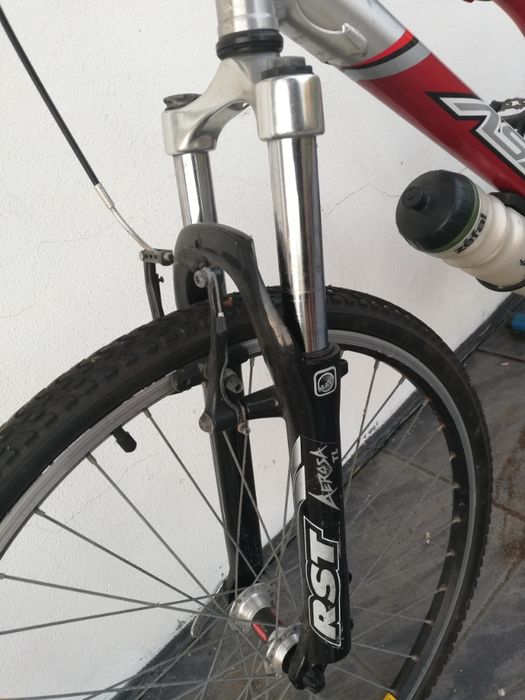 bicicleta de BTT e acessorios