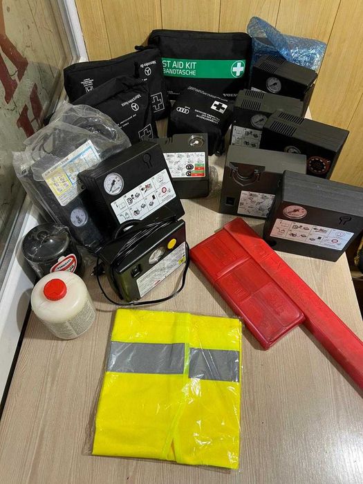 Компрессор підкачки шин аптечки аварійні знаки VAG