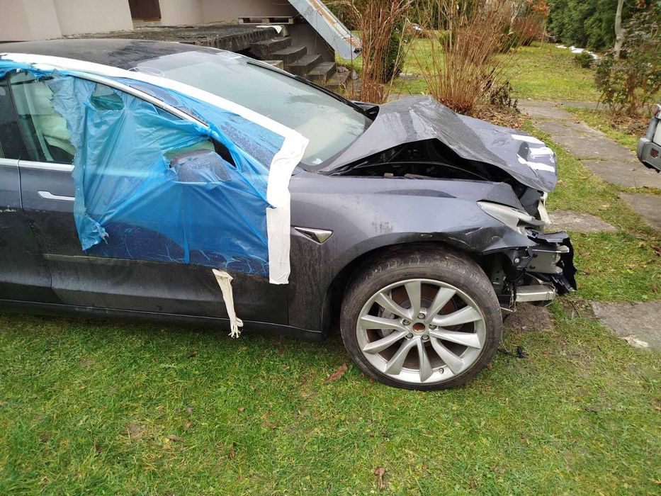 Tesla model 3 розмитнена у Львові