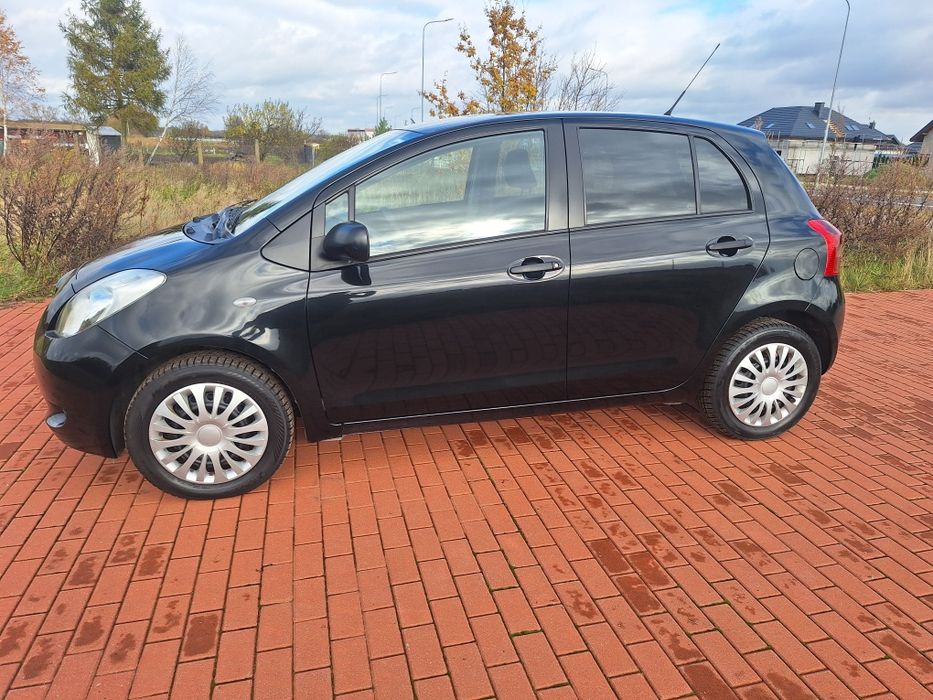 Yaris  1.3 VVTi    piękny   stan    bezwypadkowa  klima