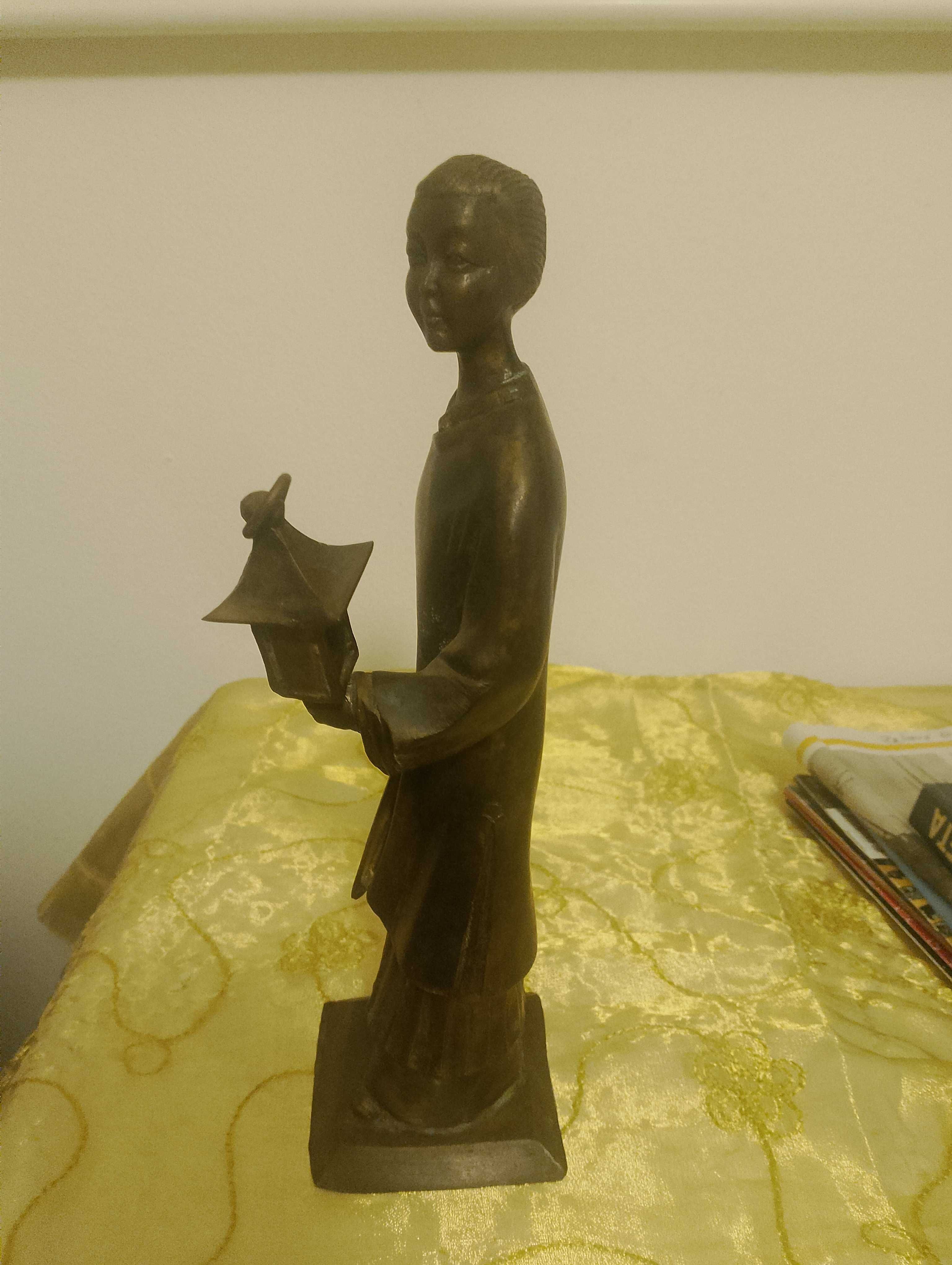 Figurka rzeźba kobiety