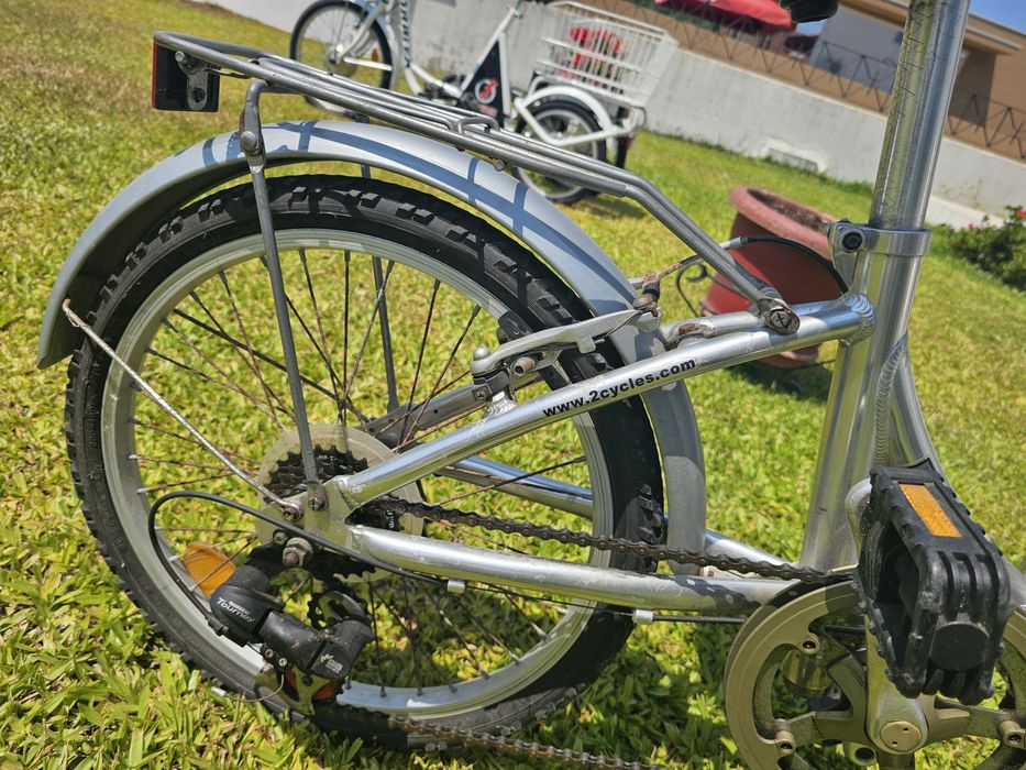 Bicicleta marca qūer, toda em inox