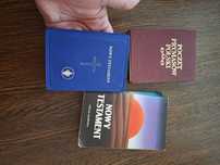 Trzy  kieszonkowe wydania, nowy testament i poczet prymasów Polski