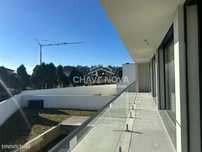 Moradia V4 Geminada com Piscina em Espinho