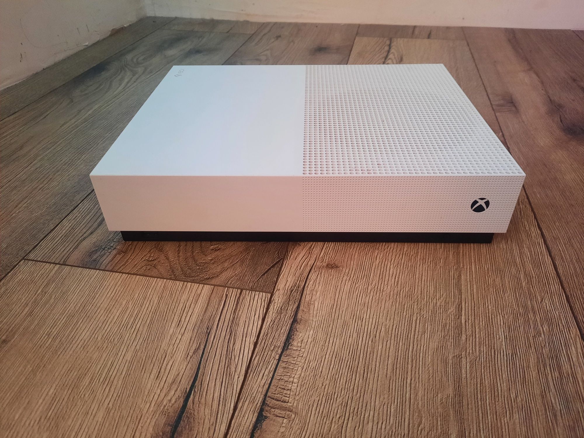 Xbox One S / 1 Tb стан ідеальний,  Підписка Ultimate на 6 Місяців.