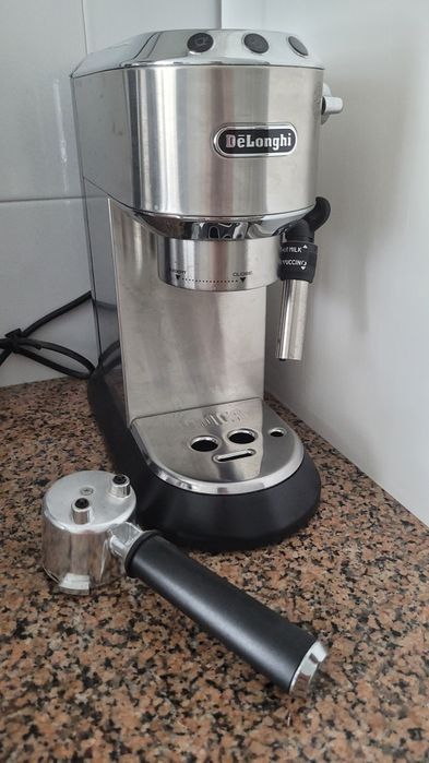 Máquina de café DeLonghi Dedica