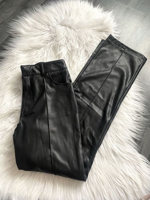 Stradivarius S 36 czarne eko skórzane spodnie z wyższym stanem