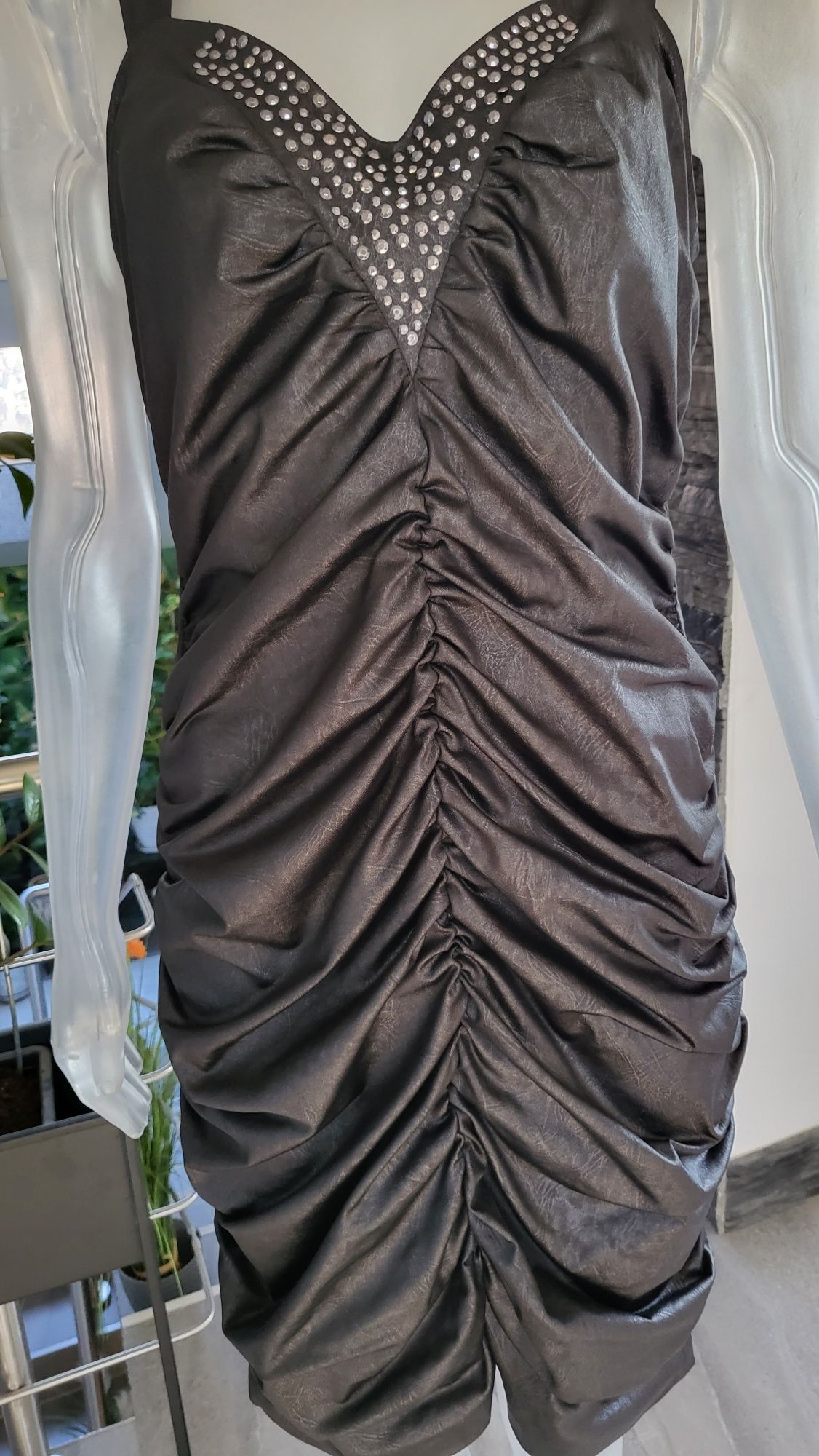 Sukienka ala latex.