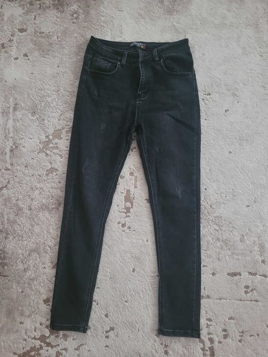 Жіночі чорні джинси