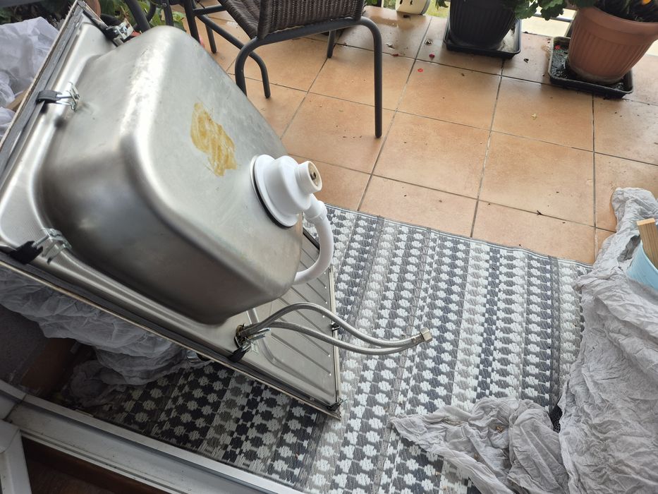 Zlew jednokomorowy stalowy z bateria .