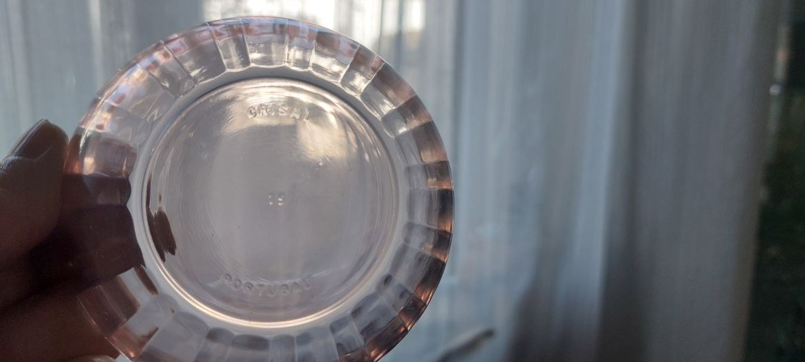 Loiça rosa transparente, 6 taças e 4 chávenas com pires de café