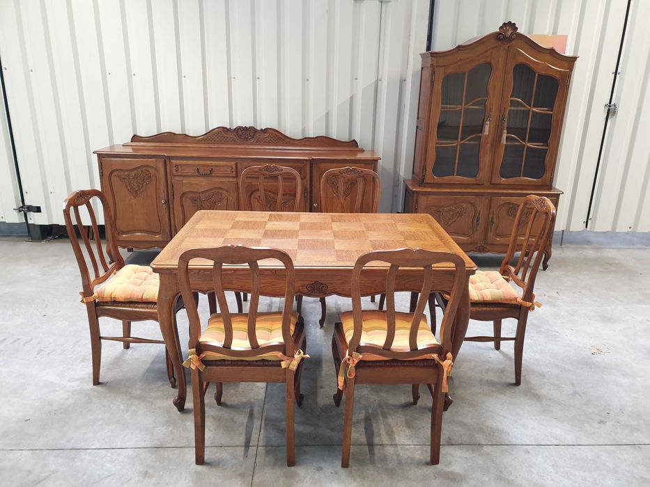 Piękna jadalnia ludwikowska komoda, witryna i stół i sześć krzeseł.