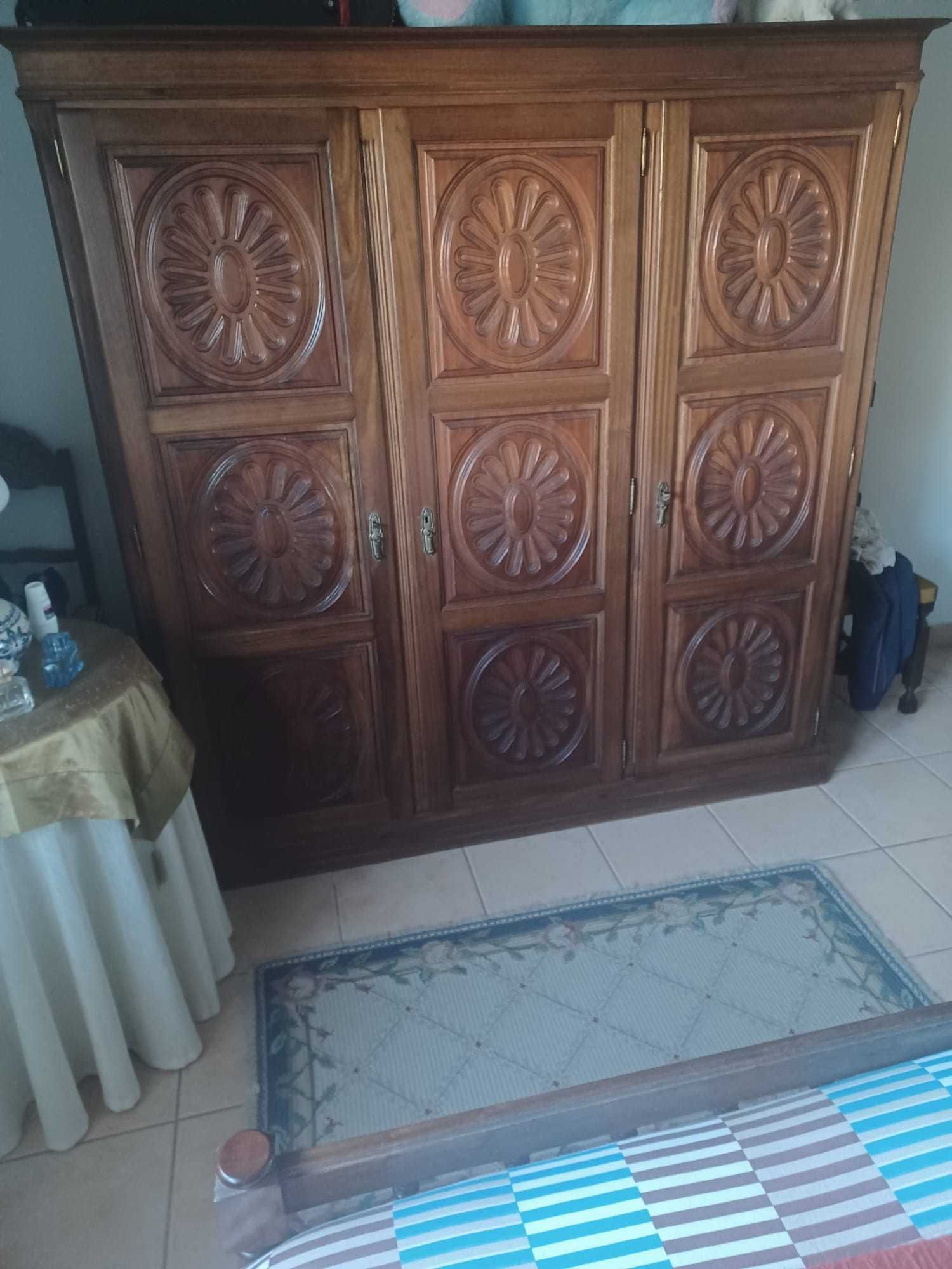Roupeiro de madeira como novo
